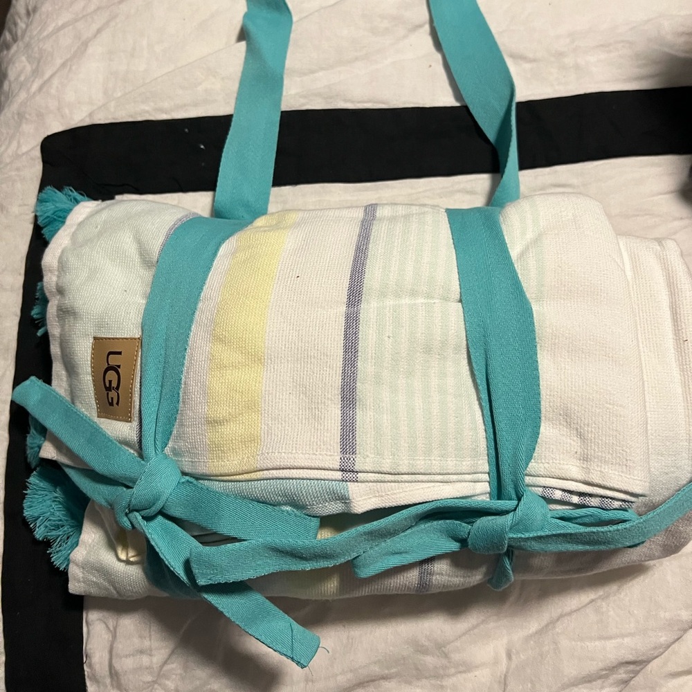UGG Pearson Beach Towel in color agave glow multi